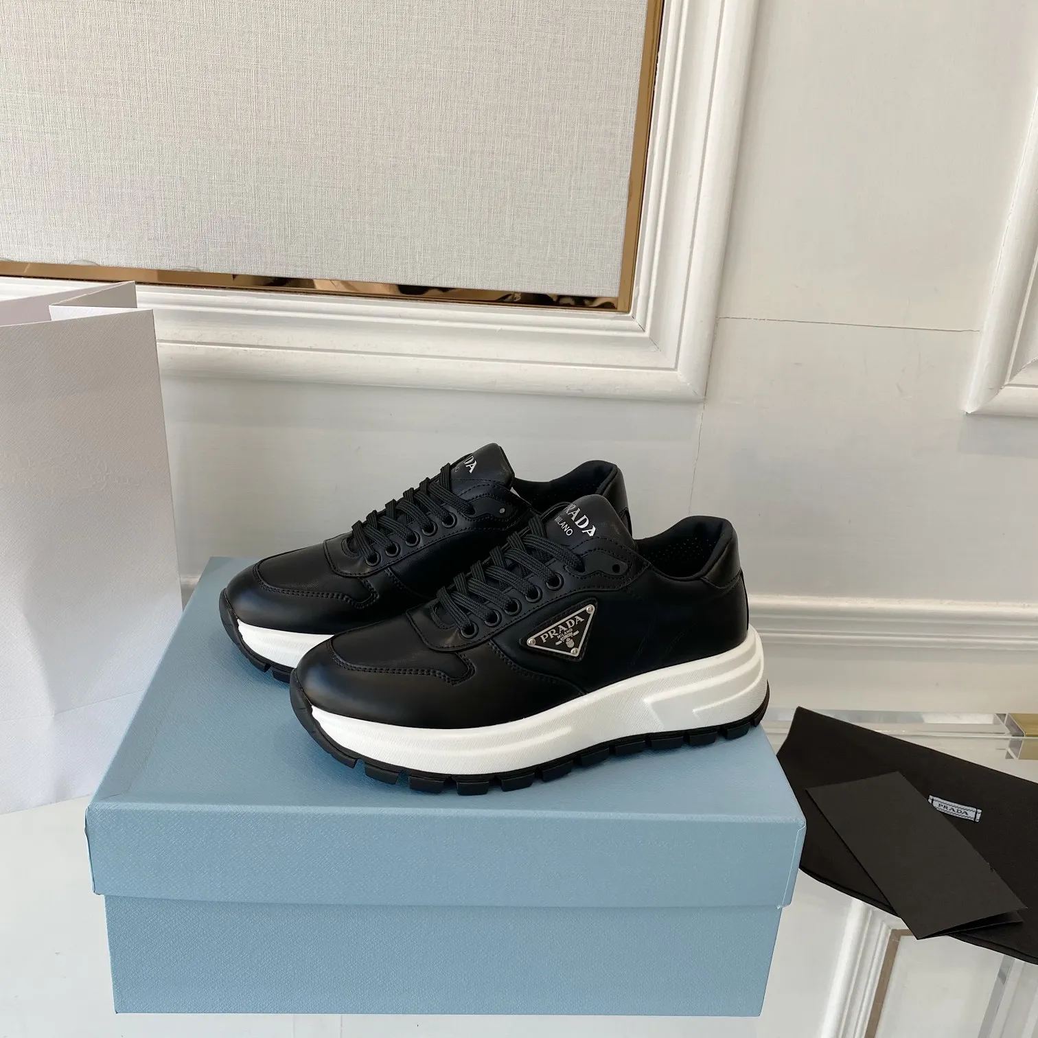 👟👟Ex-factory price 580👟👟 PRADA ²⁰²4 𝐬𝐬Prada’s new product comes with strength! ❣️Many Internet celebrities have the same style, fashionable and versatile nice items, original shoes are developed and purchased from Italian counters, and are reproduced 1:1 according to the original taste. This year’s theme is not to be defined, embodying texture through simplicity💛From thick-soled sneakers to zigzag short boots to 2024 flat shoes, everything reveals a sure-fire momentum...combining gentleness and handsomeness, the finishing touch for women❤️ The top-grade open-edge beaded cowhide with imported cowhide triangle logo is consistent with the original version, the wear-resistant and ultra-light two-color outsole, and the sheepskin lining are breathable and comfortable. ⚛Size: Women's 34-40 ⚛Size: Men's 39-45 Original packaging accessories. ⚛